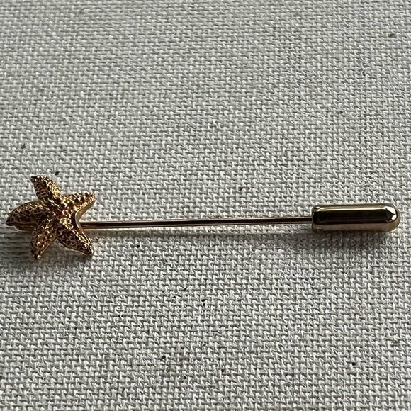 Gold Starfish Pin - Picture 1 of 3